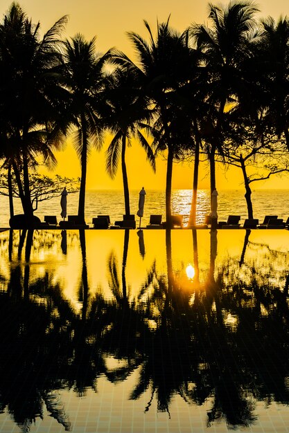 De mooie palm van de Silhouetkokosnoot op hemel rond zwembad in hoteltoevlucht neary overzeese oceaan B