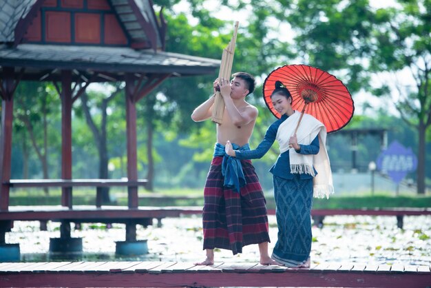 De muziek van Thailand, dansende vrouwen en man in het kostuum van de nationale stijlkleding: de dans van Thailand