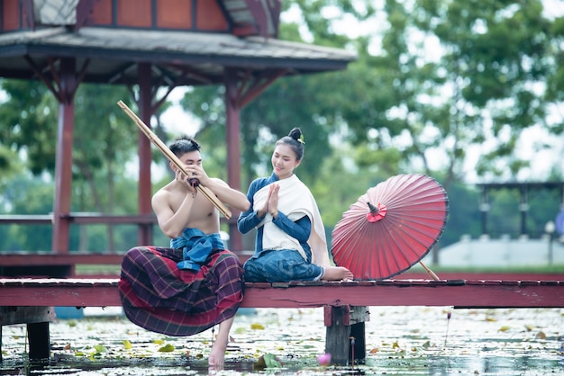 De muziek van thailand, dansende vrouwen en man in het kostuum van de nationale stijlkleding: de dans van thailand