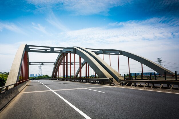 De nacht van de moderne brug