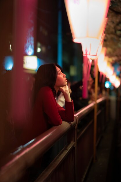 De nachtelijke levensstijl in de stad met een jonge vrouw.