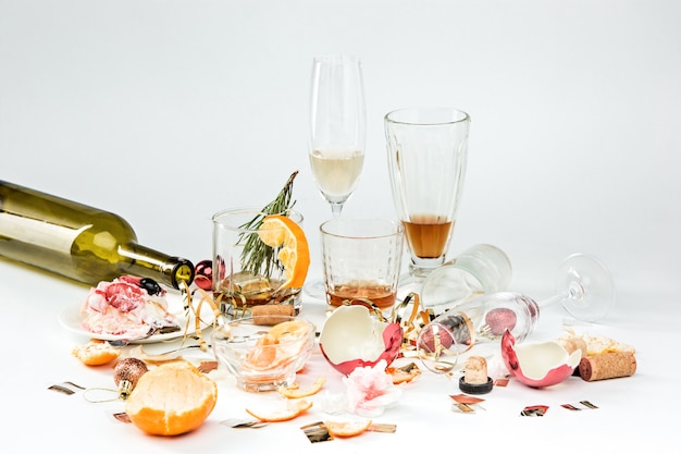 De ochtend na kerstdag tafel met alcohol en restjes