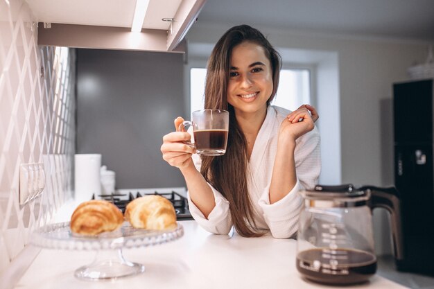 De ochtend van de vrouw met koffie en croissant