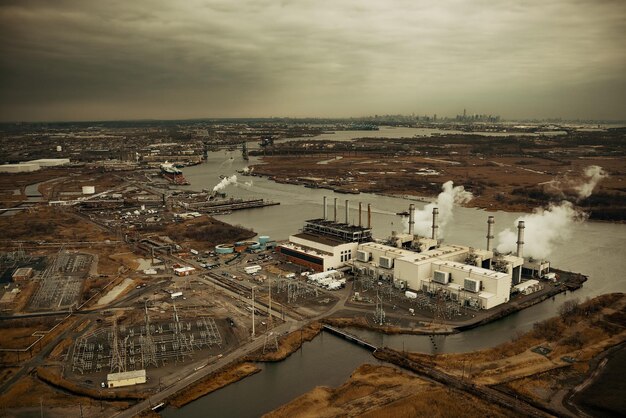 De olie-industrie van New Jersey met de skyline van New York City vanuit de lucht vanuit de verte