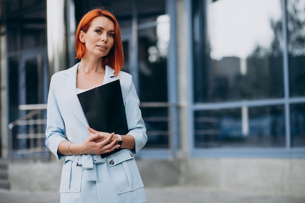 Gratis foto de omslag van de bedrijfsvrouwenholding door het bureaucentrum