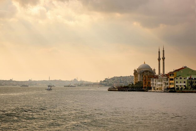 De Ortakoy-moskee gezien vanaf de rivier de Bosporus Istanbul, Turkije