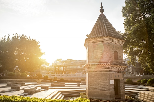 De oude bouw bij zonsondergang