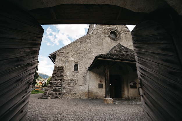 De oude kerk van de tijdsteen in Zwitserland