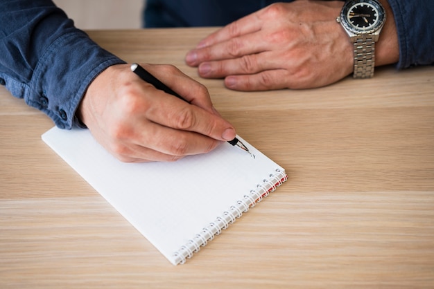 De pen van het de holdingsbureau van de close-uphand