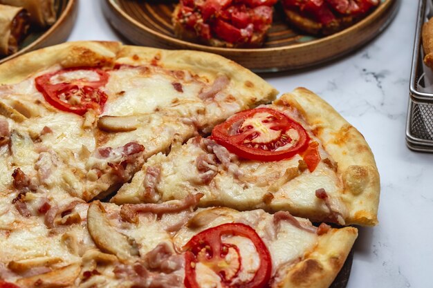 De pizza met de kaas van de kippentomaat schiet paddestoelen zijaanzicht als paddestoelen uit de grond