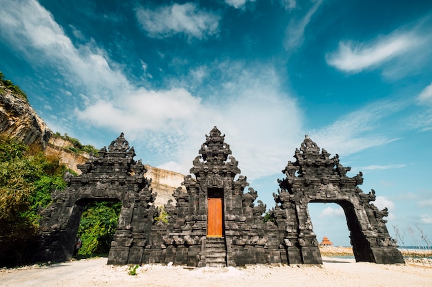 De poortingang van de Tempel van Bali bij strand, Indonesië