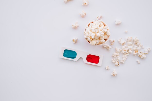 De popcorndoos van de bioskoop met 3d glazen