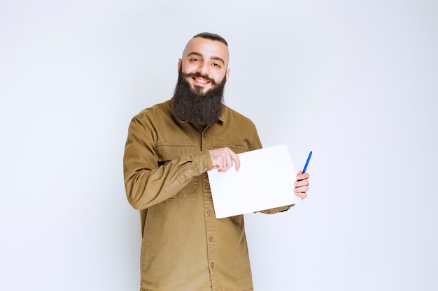 Gratis foto de projectmanager toont de rapporten aan zijn collega en markeert de fouten of correcties.