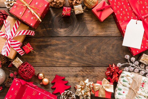 De reeks huidige vakjes in Kerstmis verpakt dichtbij ornamentnabbels