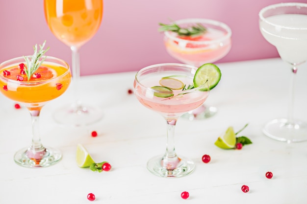 De roos exotische cocktails en fruit op roze