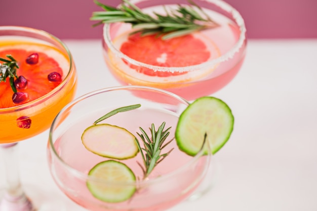 De roos exotische cocktails en fruit op roze