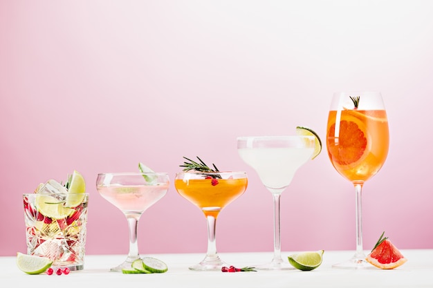 De roos exotische cocktails en fruit op roze