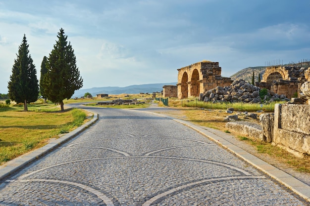 De ruïnes van de oude stad van hierapolis op de heuvel pamukkale, turkije