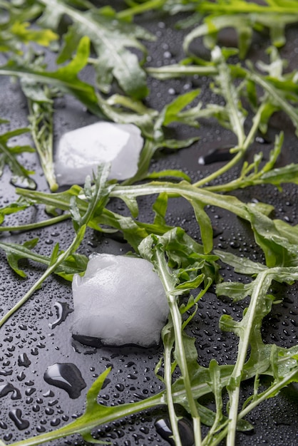 Gratis foto de saladebladeren van de close-up met zout op de lijst