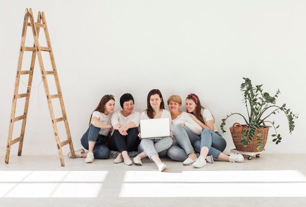 De samenhorigheidsgroep vrouwen snakt schot