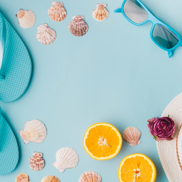 De samenstelling van de zomer met strandvoorwerpen