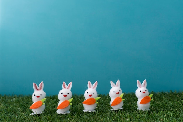 De samenstelling van Pasen met decoratieve konijnen