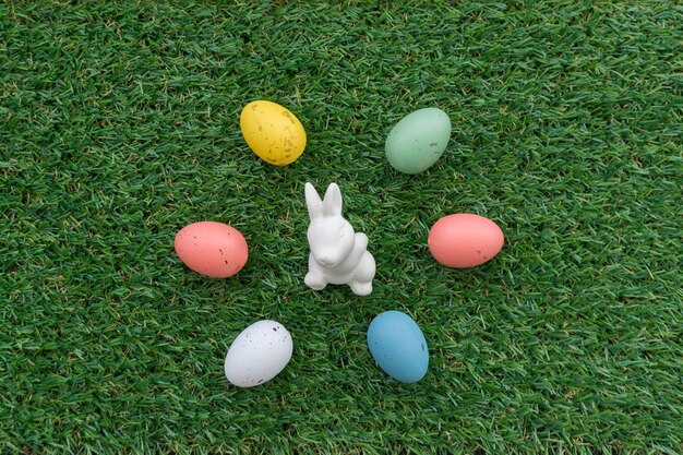 De samenstelling van Pasen met konijn en zes gekleurde eieren