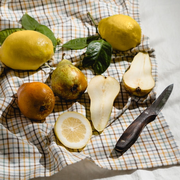 Gratis foto de samenstelling van picknicklekkernijen op een deken