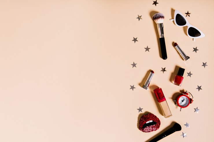Gratis Foto de samenstelling van verschillende cosmetica wordt gemengd met wekker en damesaccessoires