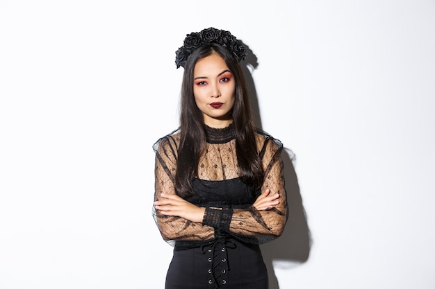 De sceptische en niet geamuseerde Aziatische vrouw gekleed in Halloween-kostuum kijkt teleurgesteld