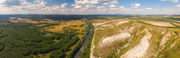 De Severskiy Donets-rivier, omringd door krijtrotsen, een gereserveerd gebied in de buurt van Svyatogorsk, Oekraïne