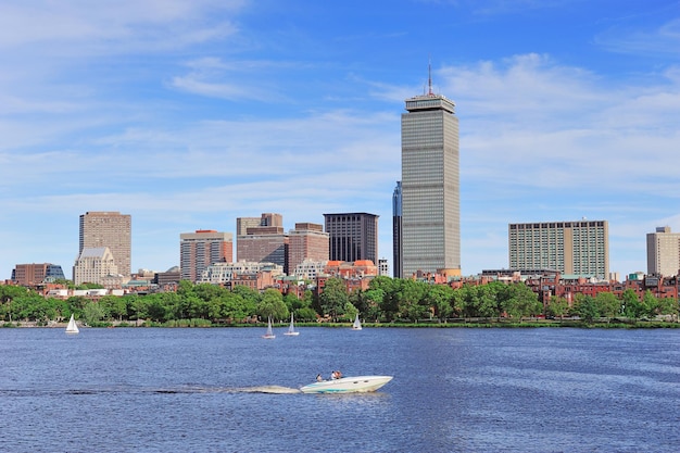 De skyline van Boston boven de rivier