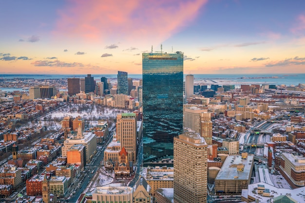 De skyline van boston in massachusetts, vs bij zonsondergang