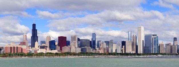 De skyline van Chicago boven Lake Michigan