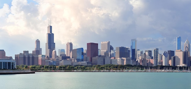 De skyline van Chicago boven Lake Michigan