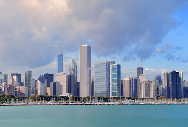 De skyline van Chicago boven Lake Michigan