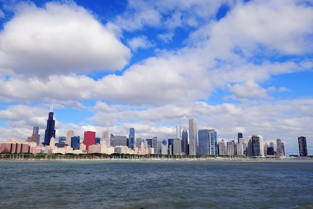 De skyline van Chicago boven Lake Michigan