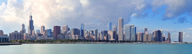 De skyline van Chicago boven Lake Michigan