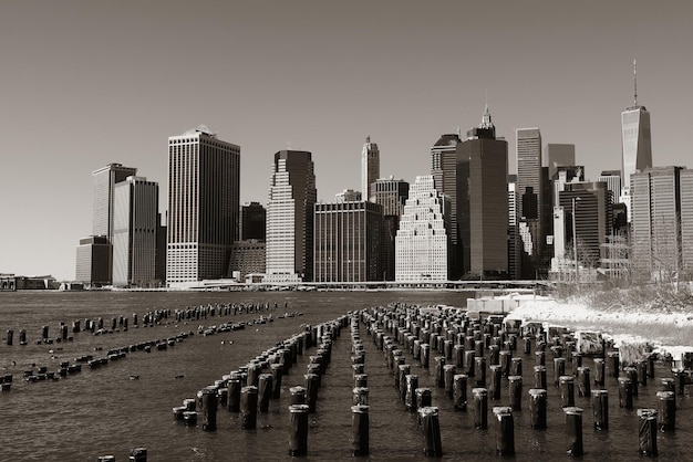 De skyline van de binnenstad van Manhattan met verlaten pier.