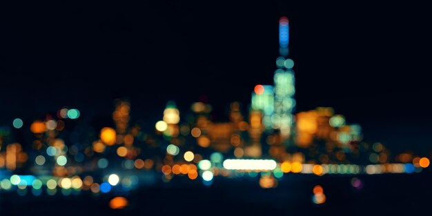 De skyline van de binnenstad van New York City onscherp bokeh panorama 's nachts