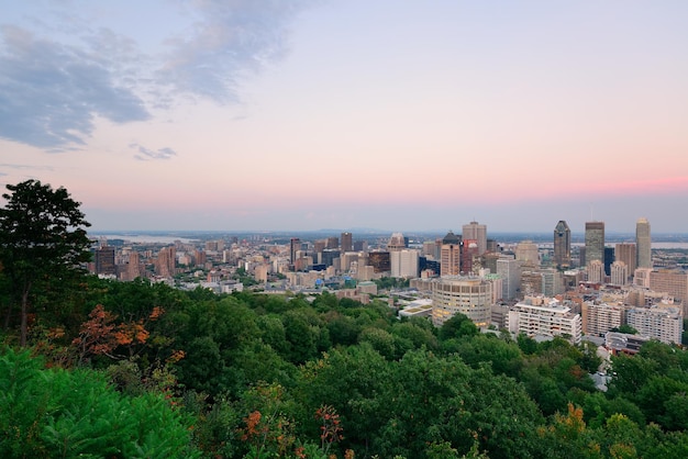 De skyline van de stad van Montreal bij zonsondergang gezien vanaf Mont Royal met stedelijke wolkenkrabbers.