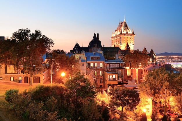 De skyline van quebec city met chateau frontenac in de schemering gezien vanaf de heuvel