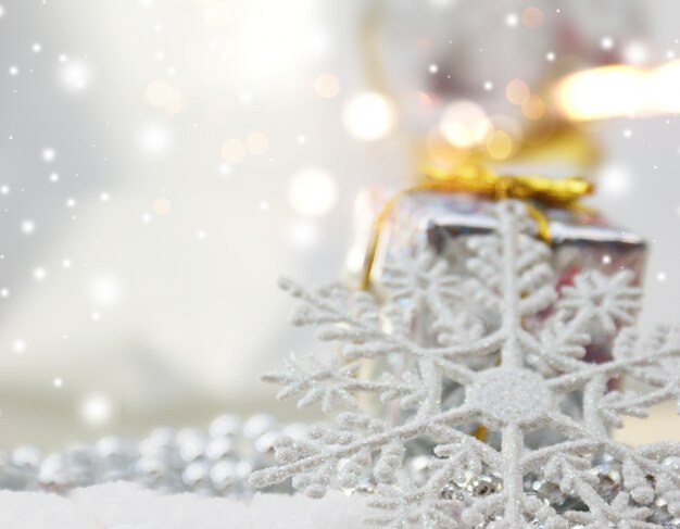 De sneeuwvlok van Kerstmis decoratie op bokeh lichten achtergrond