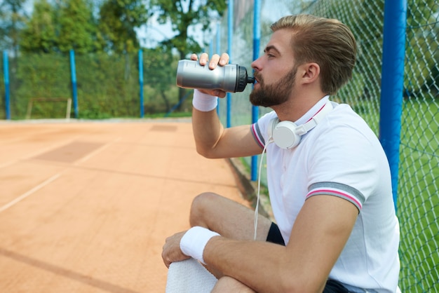 De speler drinkt water