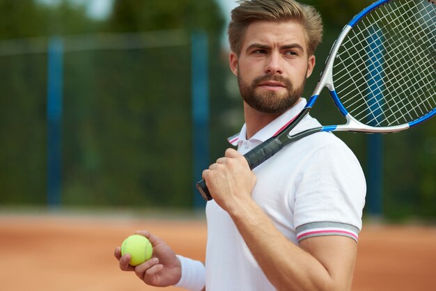 De speler kijkt uit naar de volgende zet