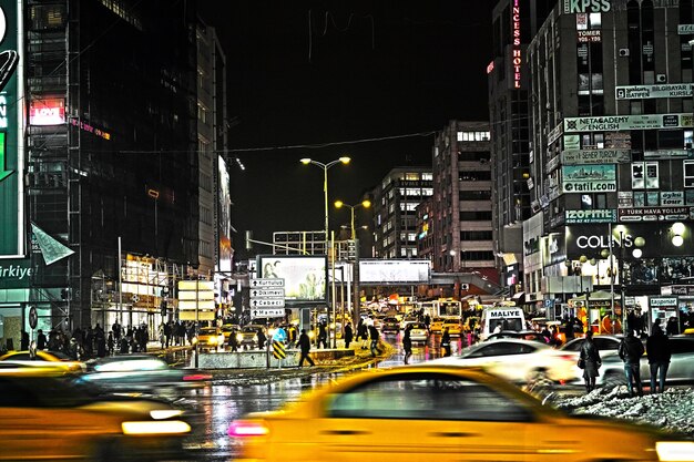 De stad &#39;s nachts met taxi&#39;s onscherp