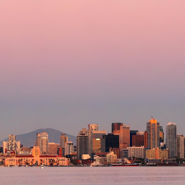 De stadshorizon en baai van san diego bij zonsondergang