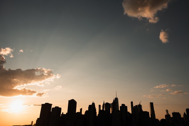 De stadshorizon van New York bij zonsondergang