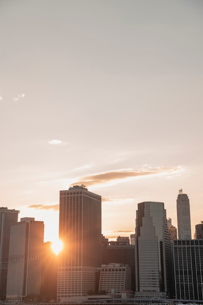 De stadshorizon van New York met zon