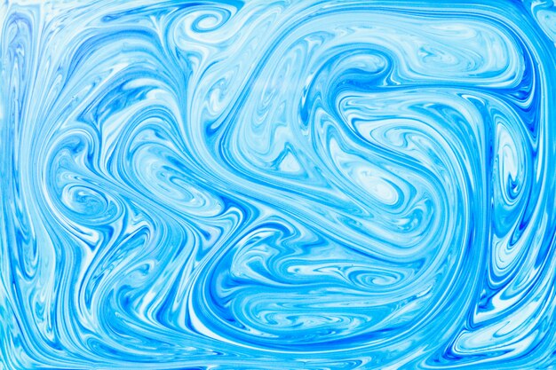 De stijl van ebru schilderij met blauwe acrylverf wervelingen